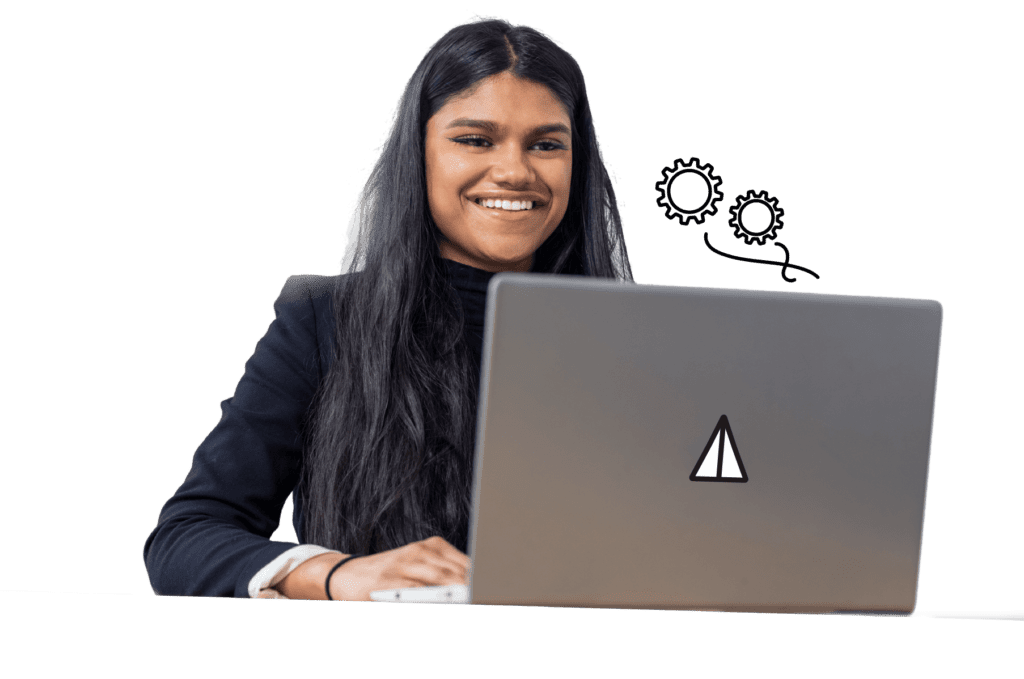 Toetsing: vrouw maakt e-learning toets achter laptop