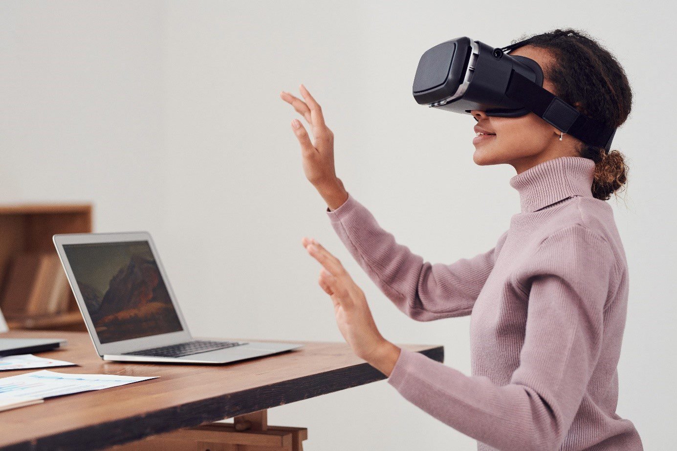 vrouw in virtuele leeromgeving