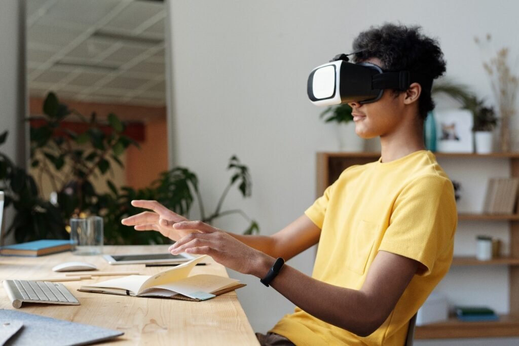 man in virtuele leeromgeving