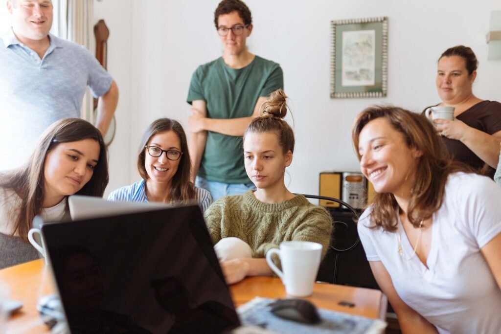 Een groep mensen die samenwerkend leren