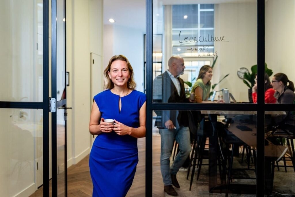 Neem contact op met E-Learning Training, jouw partner in maatwerk leeroplossingen