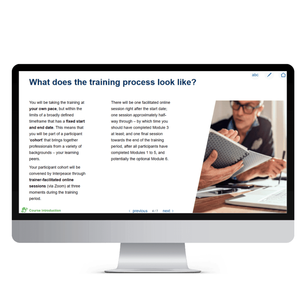 Beeldscherm met e-learning. Maak van je producttraining een e-learning