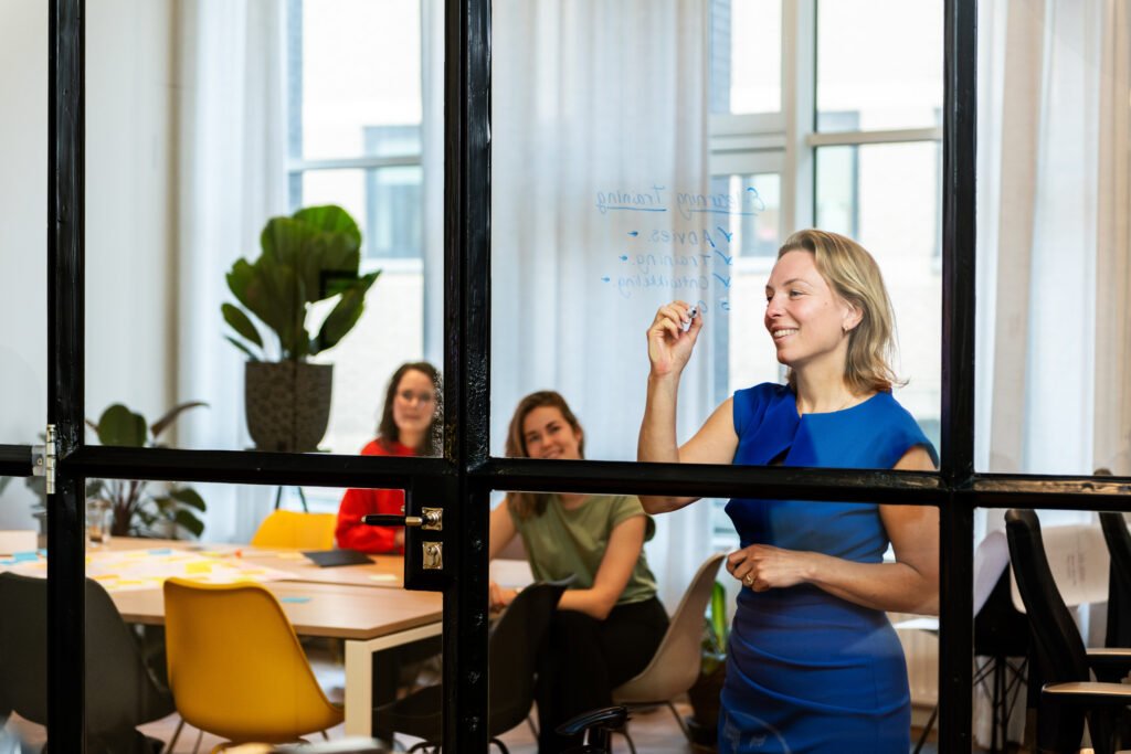Medewerkers die een proces evalueren